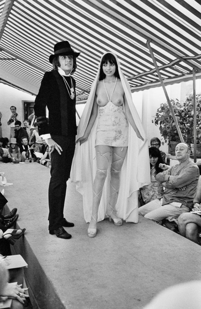 A fashion show by the designers Mia et Vicky (Mia Fonssagrives and Vicky Tiel), Paris, 1969.jpg