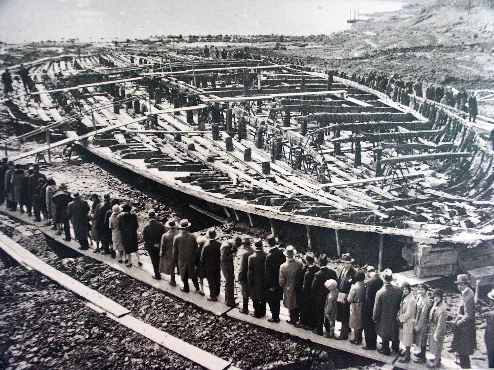 Italians viewing emperor Caligula's Nemi ships, 1932.jpg