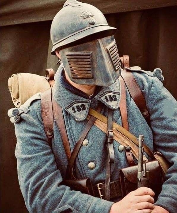 Французский солдат в каске Адриана с дополнительной маской для защиты от осколков.jpg
