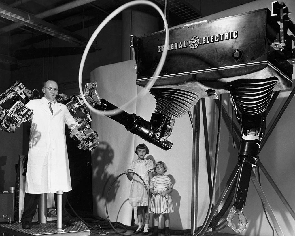 Handyman, a hydro-mechanical masterslave, being operated by project engineer Ralph Mosher. General Electric, the late 1950s.jpg