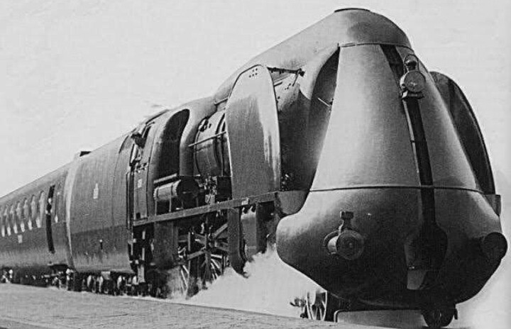 The Tat 230 800, a 1936 French steam locomotive in the Streamline Moderne style.jpg