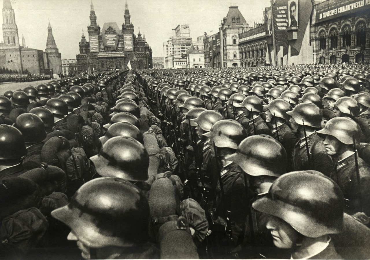 parad-na-krasnoj-ploshchadi-1937-fotograf-nikolaj-kuleshov.jpg