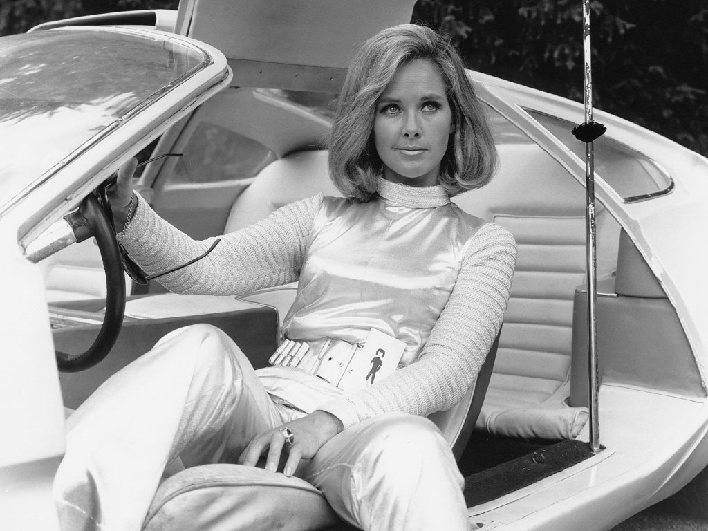 Benedict Cumberbatch's Mum, Wanda Ventham in UFO, 1971.jpg