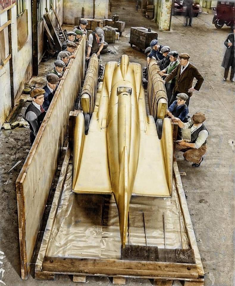 The Golden Arrow. It recorded a landspeed record of 231mph (372kph).... in 1929.jpg