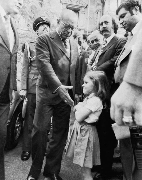 In Brazil in 1979, a girl refused to shake hands with the military dictator, João Figueiredo. The photo became a symbol of the struggle against the dictatorship.jpg