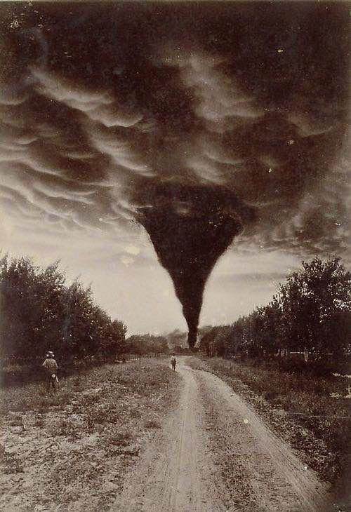 Oklahoma tornado captured in 1898.jpg