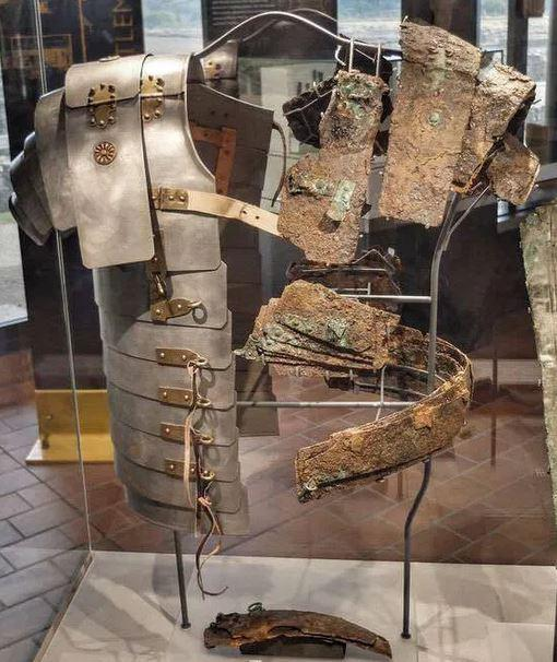 the armor of Roman legionaries - lorica segmentata with the reconstructed fragment. The object dates to the 1st - 2nd century CE.png