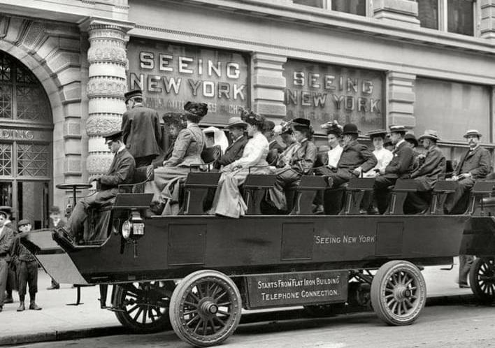 Electric bus, New York 1904.jpg