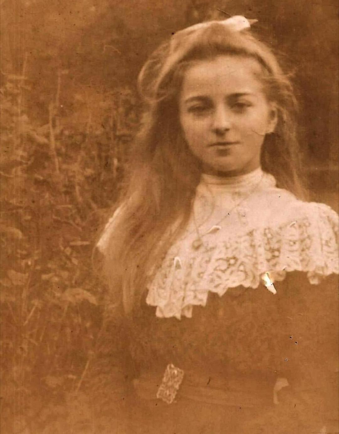 An unknown beauty, Belgium 1910.jpg