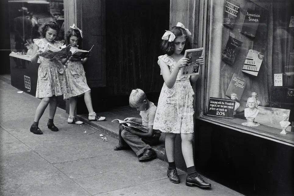 Kids reading comics, NYC, 1947.jpg
