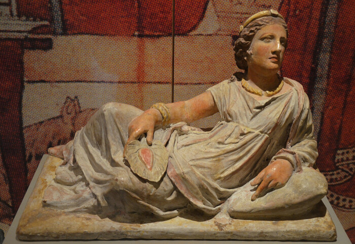 Крышка этрусской погребальной урны с изображением её обитателя. Расписная терракота Кьюзи, 150-120 до н. э..jpg