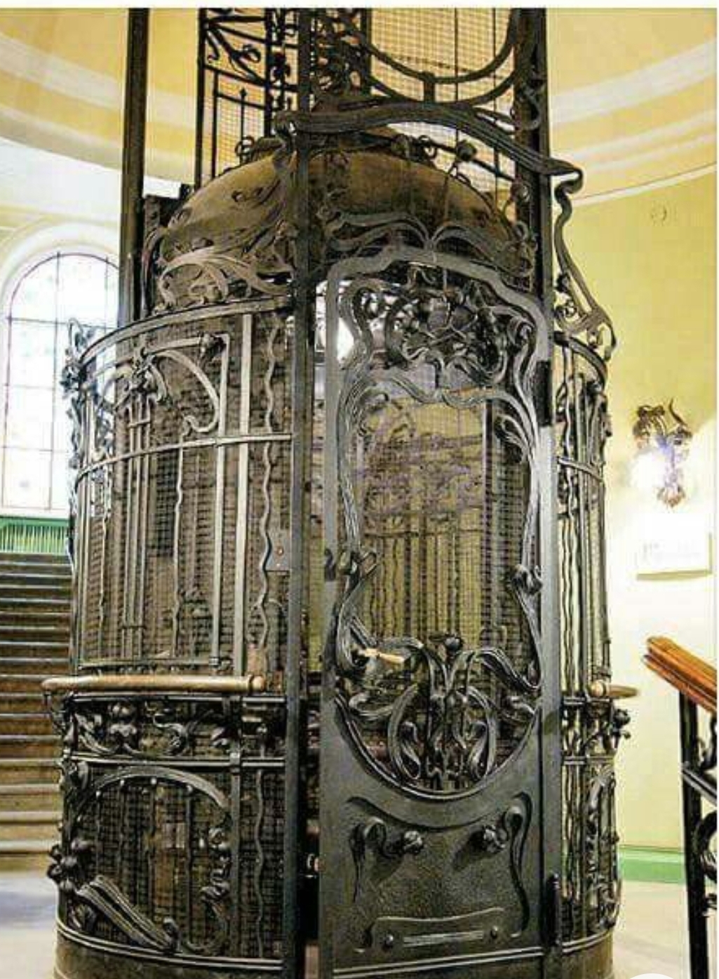 Steam powered elevator in St Petersburg, Russia.jpg