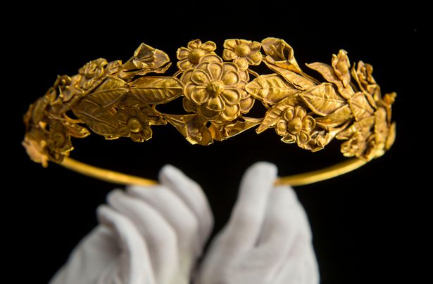 Gold crown, dates back to around 300 bc, pure gold and handmade, found in Taunton, Somerset.jpg