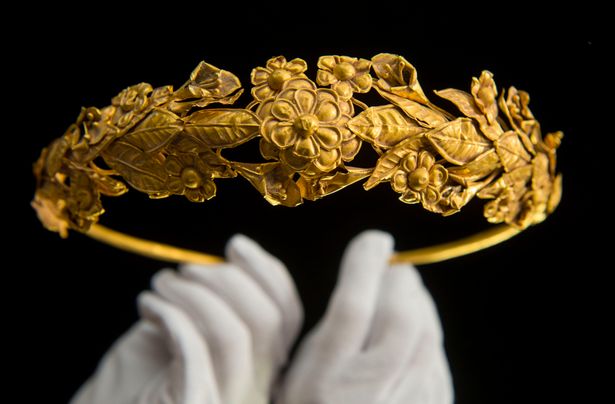 Gold crown, dates back to around 300 bc, pure gold and handmade, found in Taunton, Somerset.jpg