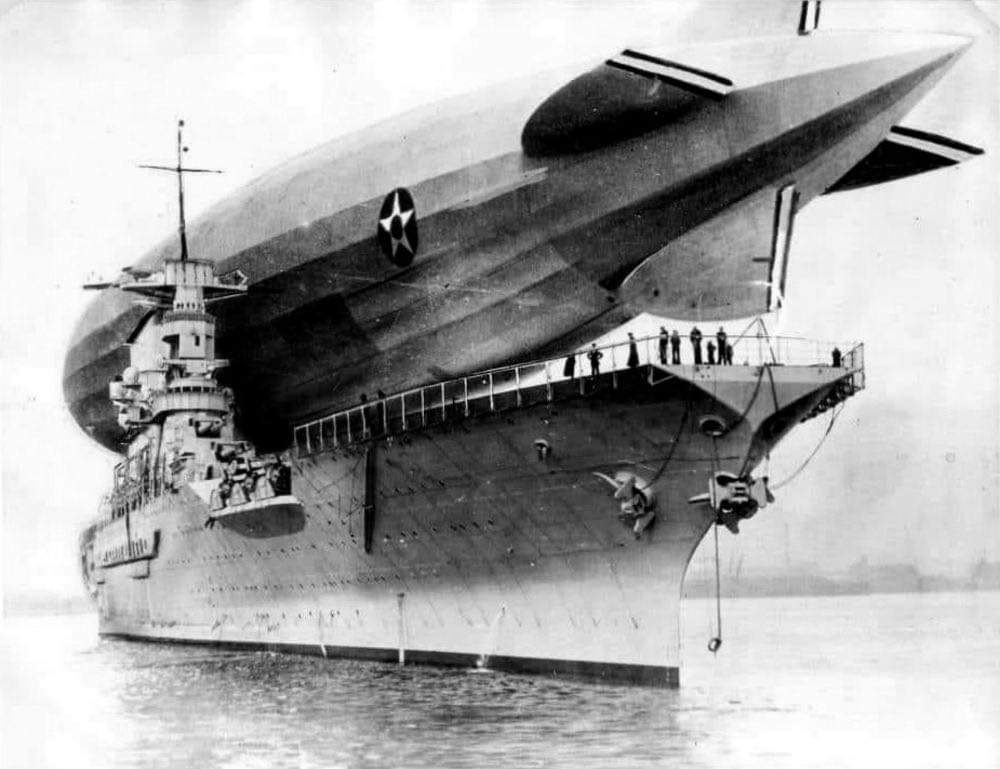 USS Los Angeles airship lands on USS Saratoga, January 1928.jpg