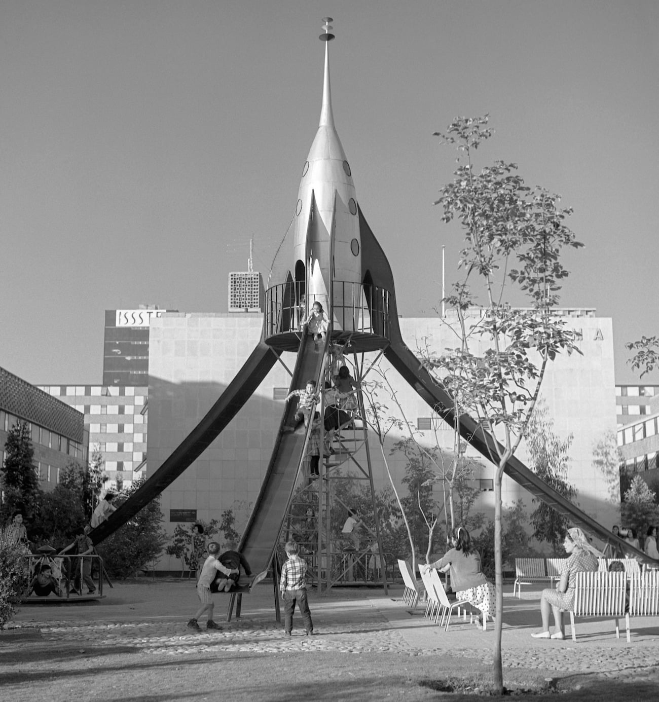 Kid park in Tlatelolco Habitational Unit, Mexico City (1960's).png