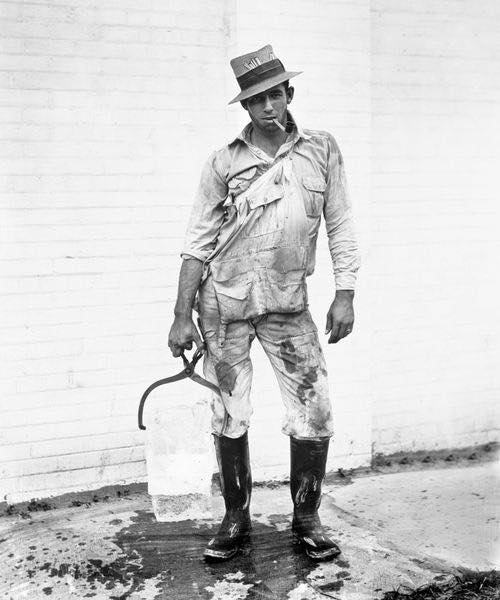 Ice delivery man in Houston, TX 1920.png