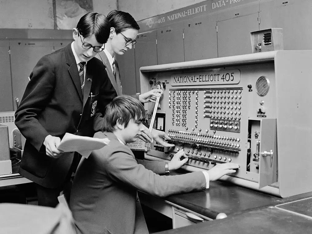 Students in England using an Elliott Brothers '405' computer, 8th January 1970.jpg
