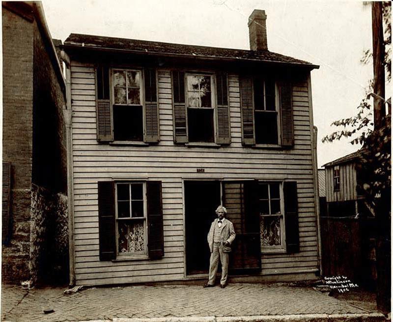 Mark Twain and his home (1902).jpg