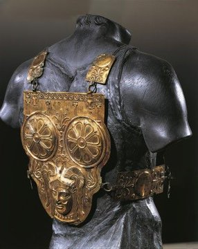 A Carthaginian bronze cuirass, discovered at the Tunisian palace Ksour es Saf. It was worn by Samnites, ancient Italic people who were enemies of the Romans. Musée national du Bardo, Tunisia.png