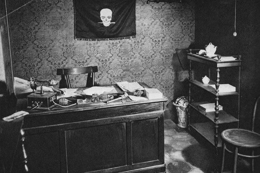 Mussolini's office during his years as the chief journalist of Il Popolo d'Italia. Milan, Italy, 1919.jpg