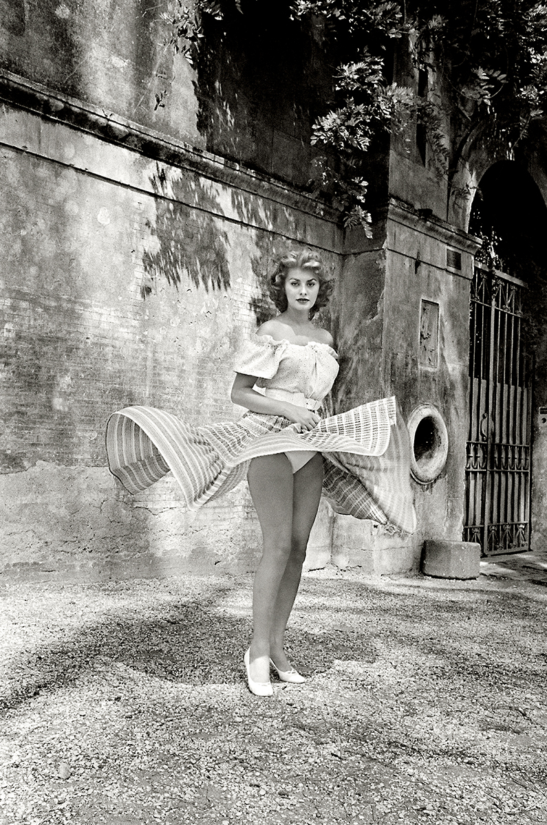Sophia Loren twirling at home, 1955.jpg