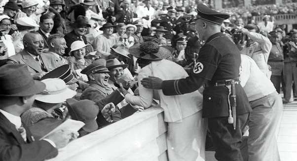 An American tourist, Carla de Vries managed to kiss Hitler during Berlin Olympics in 1936.jpg