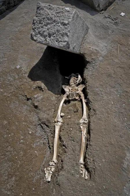 Man crushed by giant stone as he fled Pompeii eruption 2000 years ago.jpg