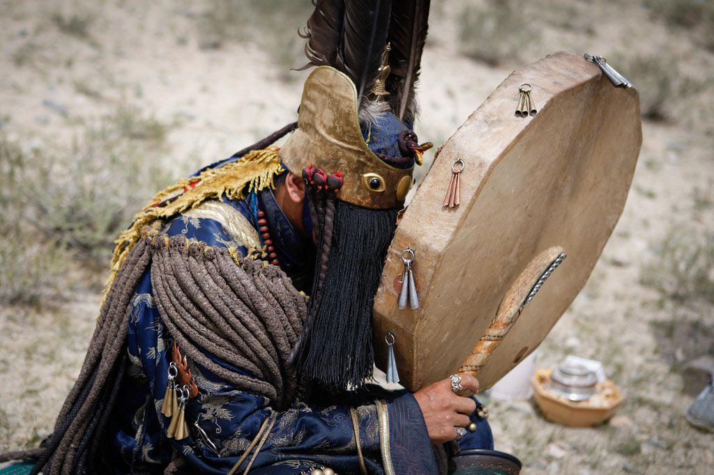 Traditional clothing of a Mongolian shaman.jpg