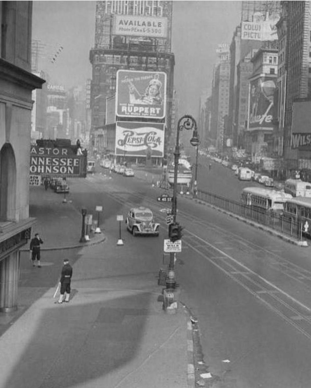 New York City Times Square, 1943.jpg