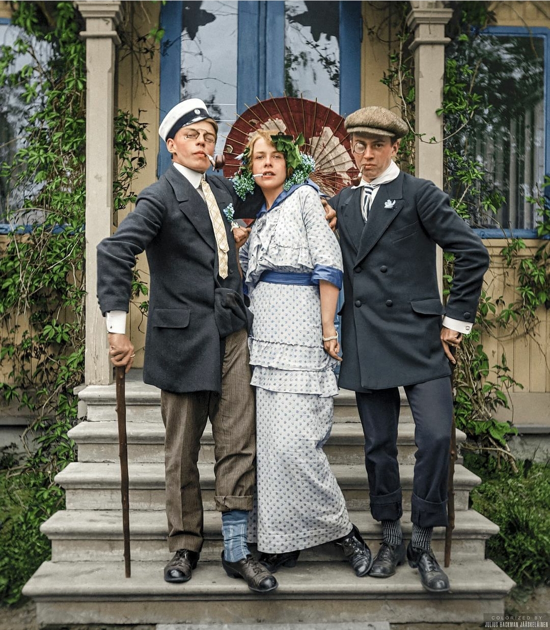 Youngsters posing in front of Villa Solhelm, Helsinki (1917).jpg
