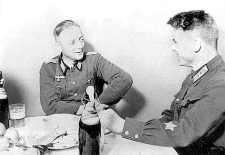 A friendly conversation over a glass of Zhigulevsky beer between a Wehrmacht officer and a Red Army commissar. Brest, 1939.jpg