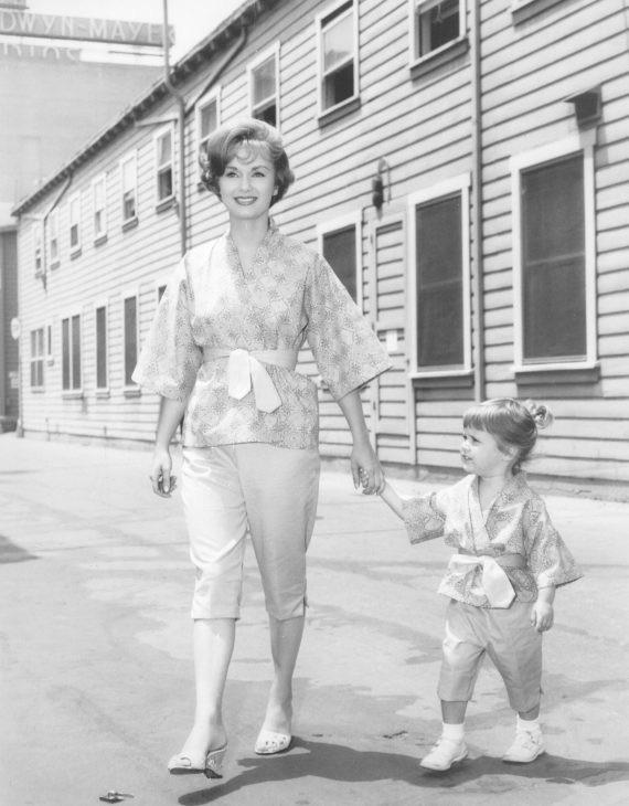 Debbie Reynolds and Carrie Fisher, 1960.jpg