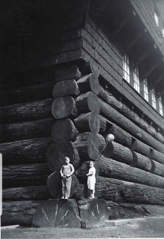 'World’s largest log cabin'. Portland, Oregon, USA, 1938. Built in 1905, burned down in 1964.png