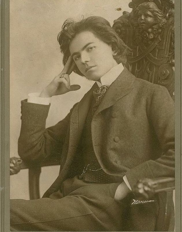 Virtuoso violinist Jan Kubelick (1880-1940) strikes a pose (1902).png