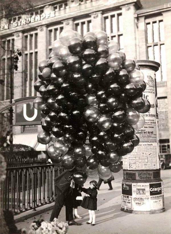 Little girl gets balloons. Berlin. 1935.jpg