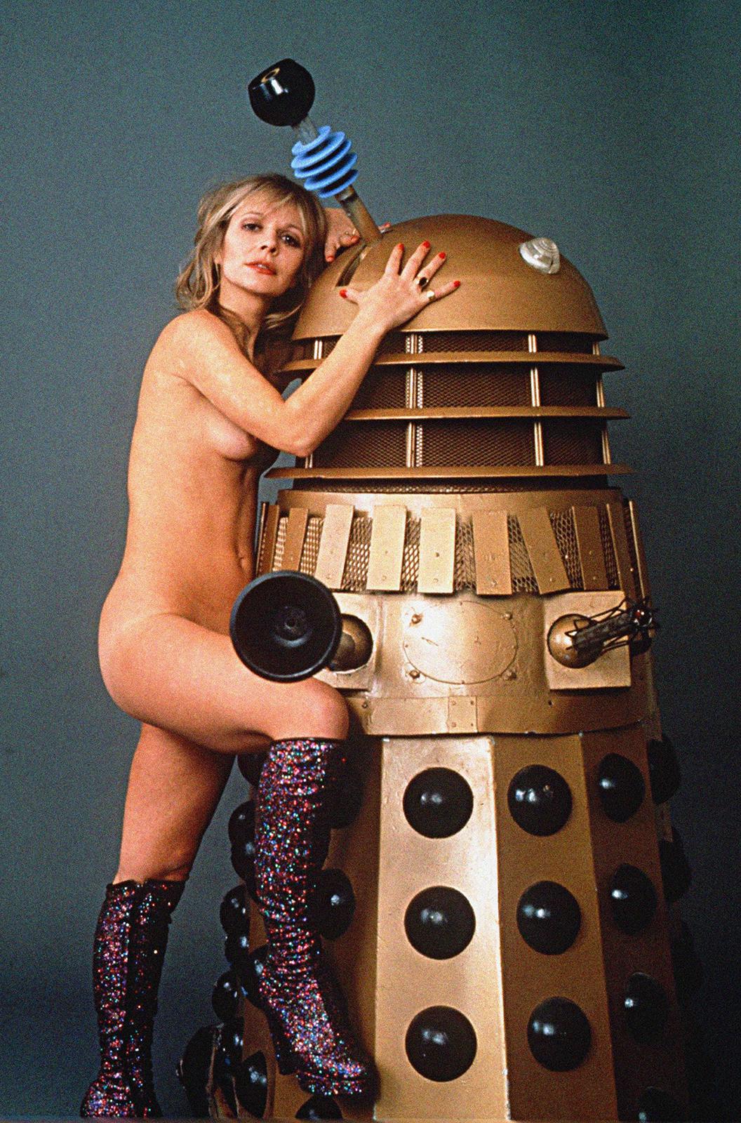 Former Doctor Who actress Katy Manning posing with a Dalek (1976).jpg