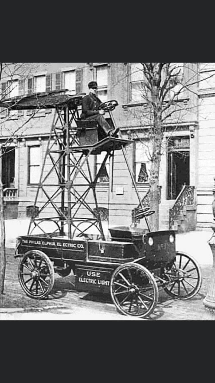 Philadelphia Electric Co. streetlight maintenance vehicle, 1910.jpg