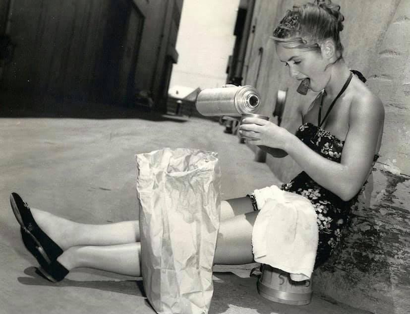 Debbie Reynolds eating a paper bag lunch on the MGM lot, 1951.jpg