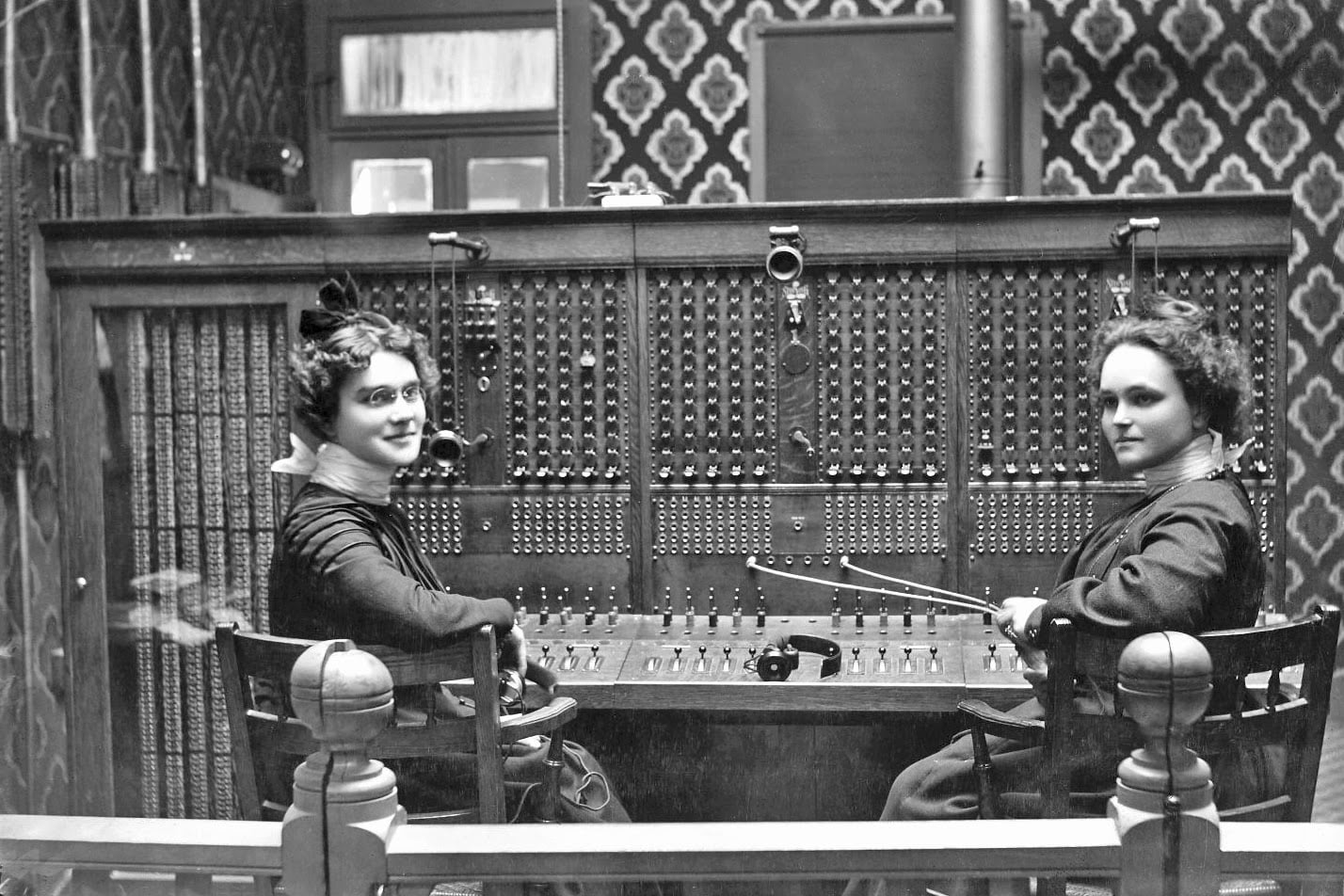 Young women at a telephone switchboard in Kansas City. Kansas, 1903.jpg