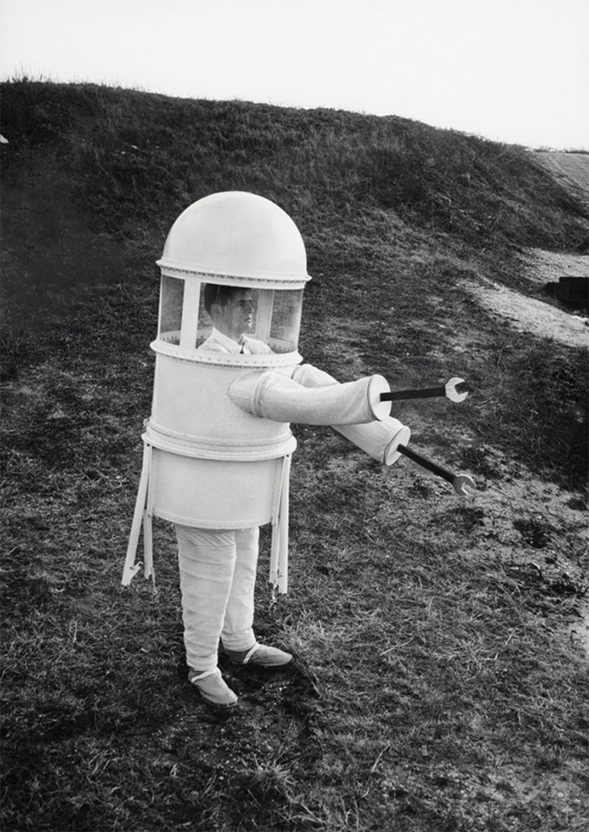 A pressure suit, designed by Republic Aviation, for extended operations on the moon's surface, 1960.jpg