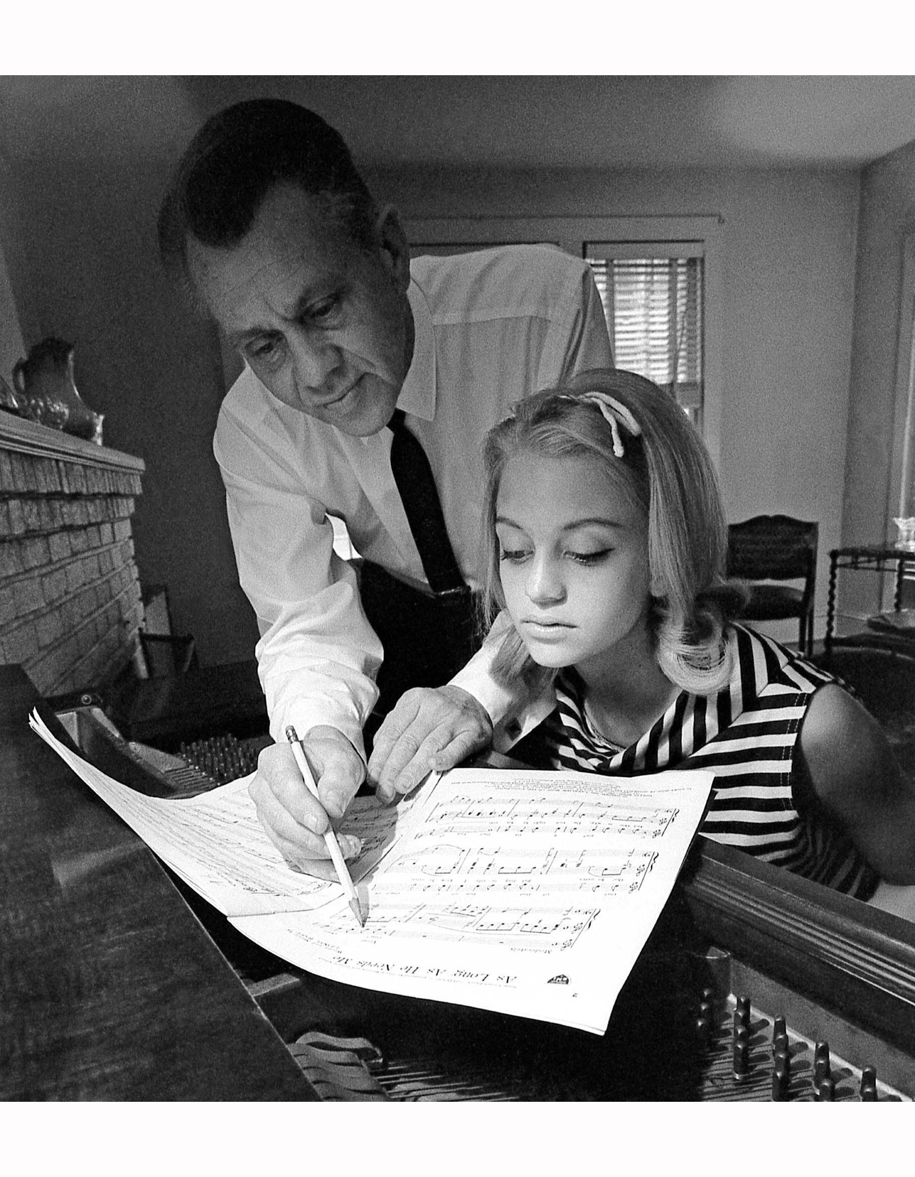 young Goldie Hawn at the piano with her father, bandleader Edward Rutledge Hawn, 1960.jpg
