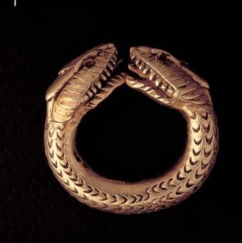 A Roman ring with snake heads, found in Pompeii.jpg