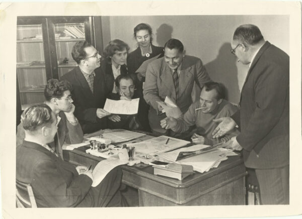 Ответственный секретарь «Пионерской правды» А.В.Митяев обсуждает с коллегами макет, 1956.jpg
