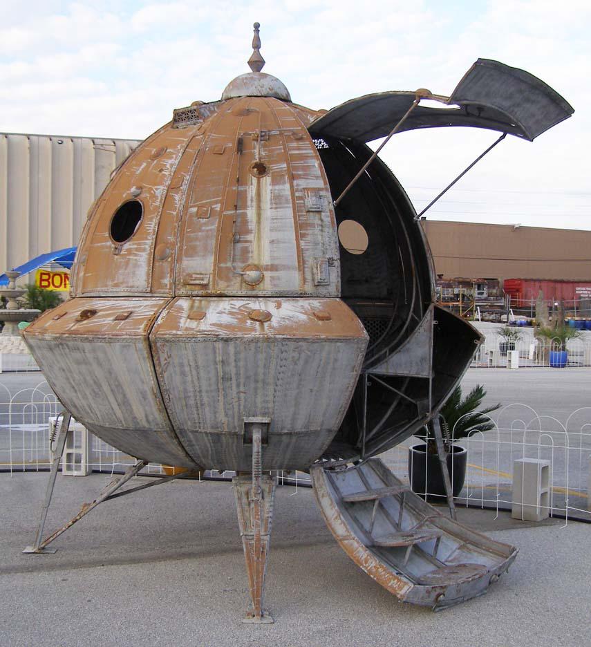 crappy spaceship at DECO Gallery in Plymouth, FL, 2009.jpg