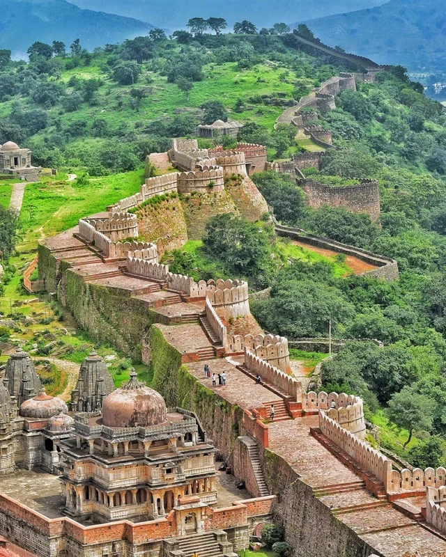 The second longest wall in the world. Kumbhalgarh Fort at Rajasthan, India.png