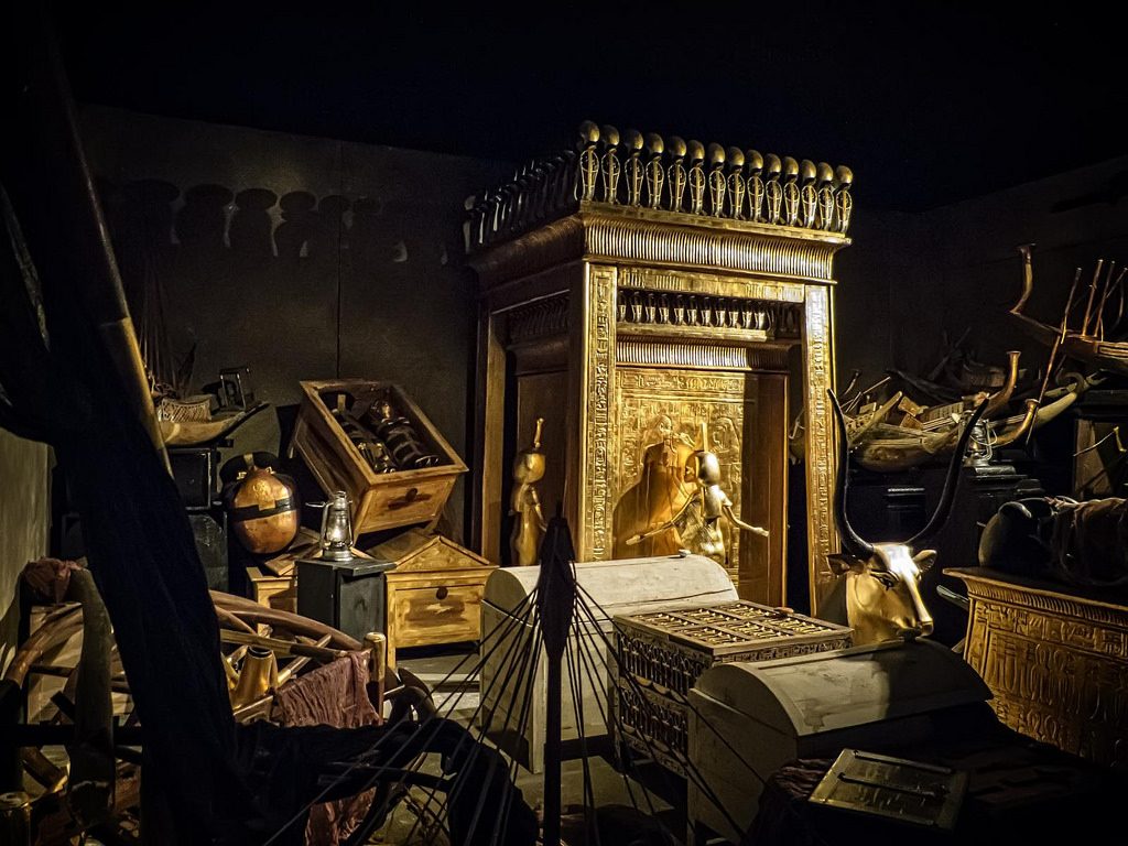 Grave goods of Tutankhamun in situ.jpg