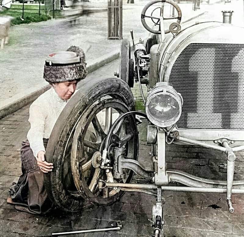 Автогонщица Джоан Кунео меняет шину на своём Knox Giant, 1908.jpg