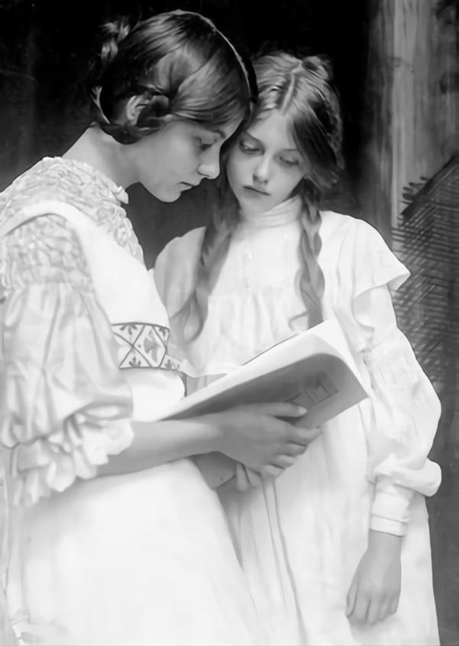 Gertrude and Ursula Falke. Germany, 1906.jpg