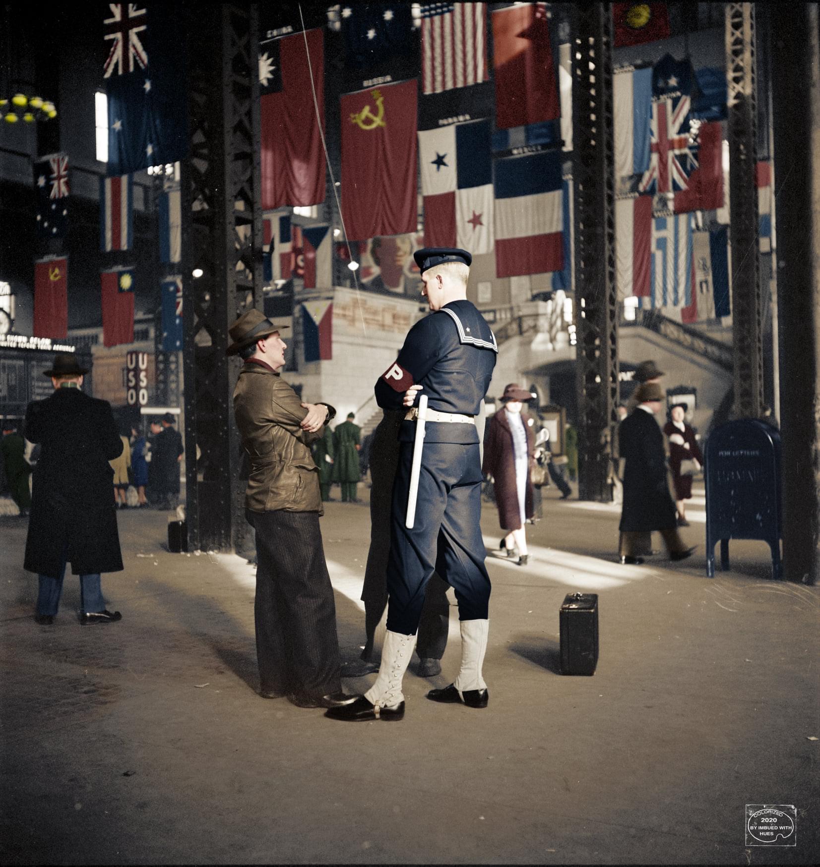 1943 - Chicago, Illinois. In the main concourse of the Union station.jpg